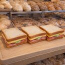 Attrappe Sandwich Tomate Bacon ca. 12,5 x 12,5 cm