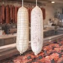 2 Stück Attrappen rote-weiße Salami im Netz ca. 40 x 9 x 9 cm
